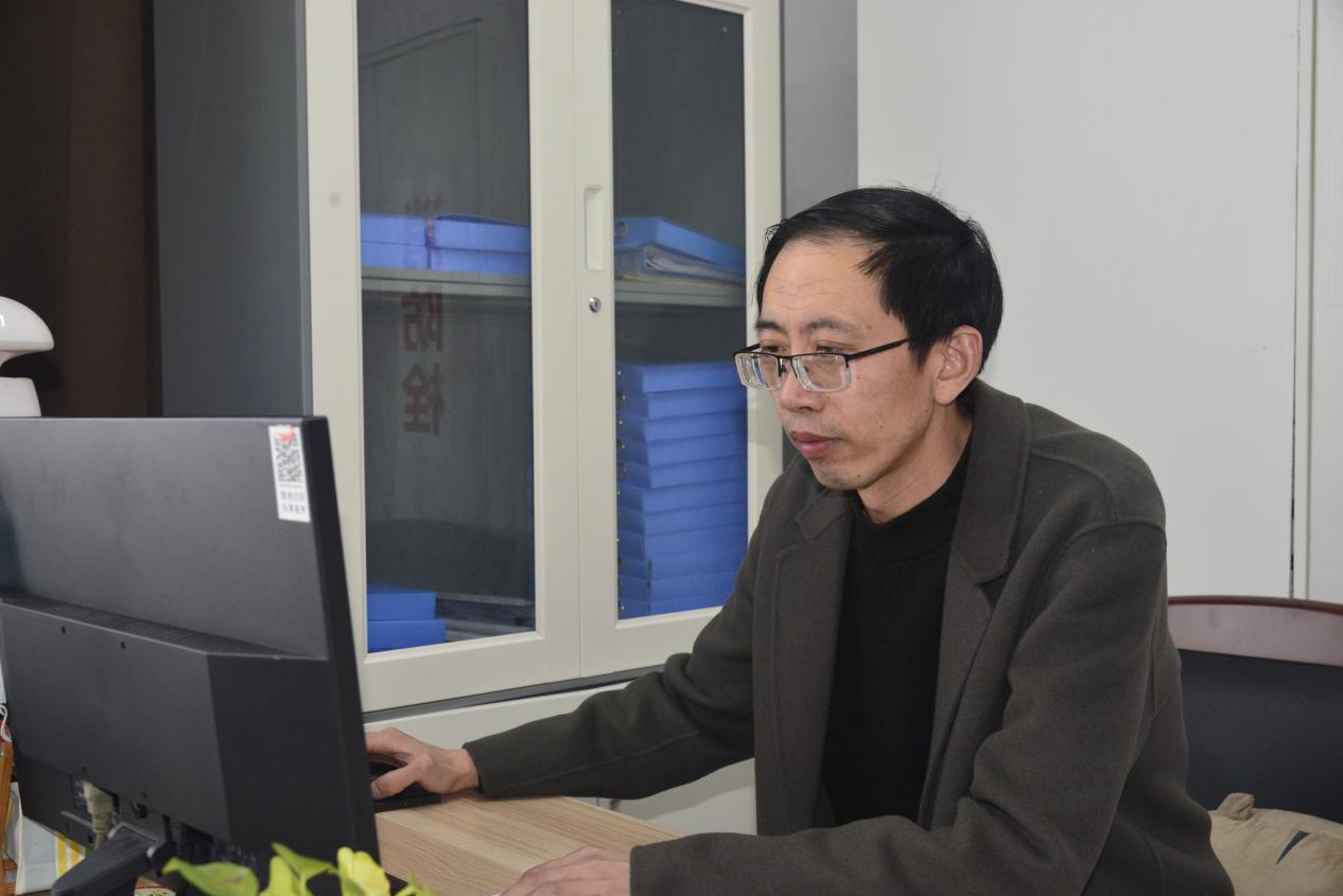 謹(jǐn)嚴(yán)細實 盡職盡責(zé)——灌東鹽場劉洪建.jpg