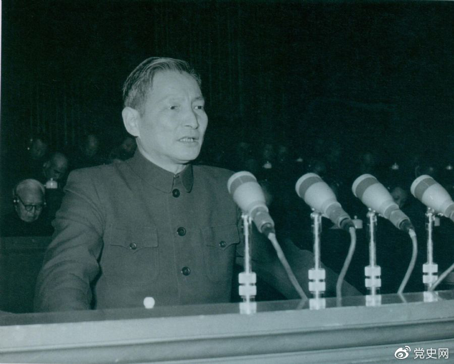 1956年12月，陳云在中華工商業(yè)聯(lián)合會第二屆會員代表大會上作報告。