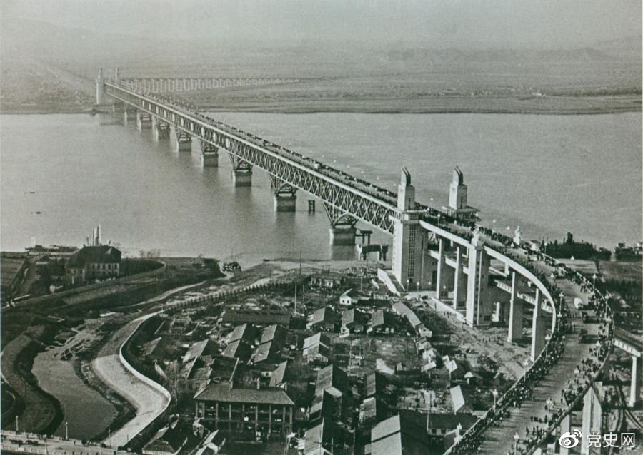 1968年12月29日， 南京長江大橋全面建成通車。這是當時中國自行設計建造的最大的鐵路、公路兩用橋。
