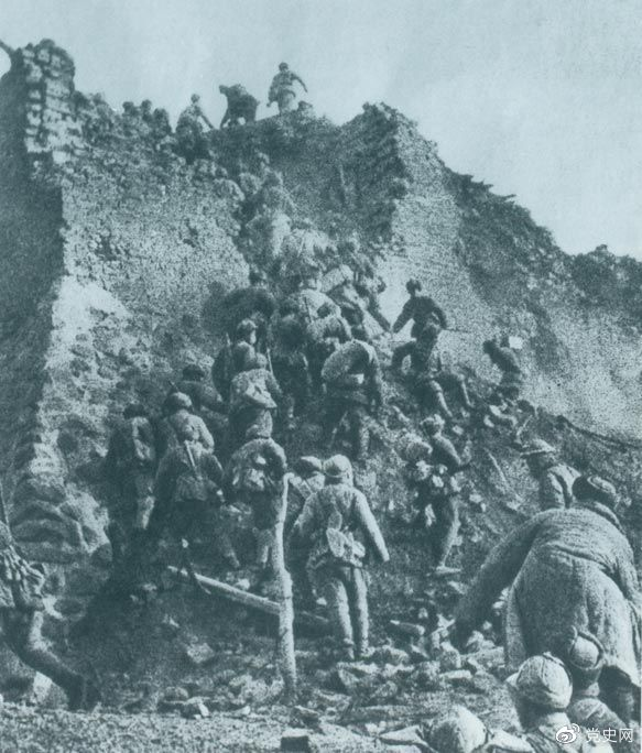 1948年12月，人民解放軍向新保安守?cái)嘲l(fā)起攻擊。這是解放軍戰(zhàn)士登上新保安城頭。 